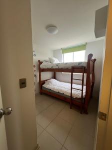 Cette petite chambre comprend 2 lits superposés. dans l'établissement Departamento Costa Algarrobo Norte, à Yeco