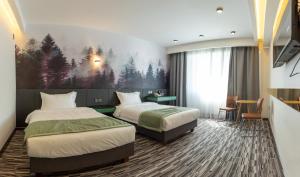 une chambre d'hôtel avec 2 lits et un tableau mural dans l'établissement MB Hotel, 
