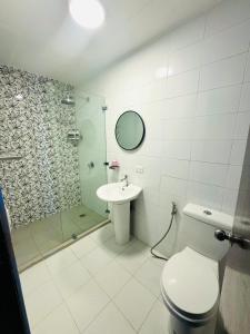 La salle de bains est pourvue d'une douche, de toilettes et d'un lavabo. dans l'établissement Casa Blanca, à Puerto Galera