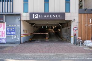 ein Tunnel mit einem Schild, das p avenue liest in der Unterkunft H Avenue Gumi Okgye in Gumi