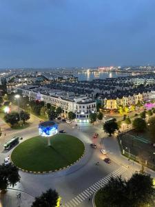 una vista aérea de una calle en una ciudad por la noche en Apartment 4 bebroom luxury View Vinuni, en Gia Lâm Pho