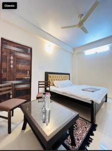 een ziekenhuiskamer met een bed en een tafel bij Hotel Green Villa in Rewa