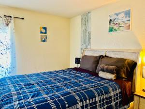 - une chambre avec un lit et une couverture bleue dans l'établissement Spacious Condo close to Siesta, à Sarasota