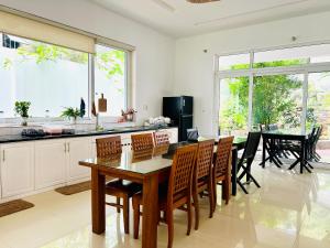 a kitchen and dining room with a table and chairs at SAM VILLA HUE CITY in Thôn Dương Xuân Hạ