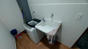 baño con lavabo y cubo de basura en Hermoso y acogedor departamento, en Sucre