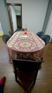 a table with a table cloth on top of it at Hermoso y acogedor departamento in Sucre