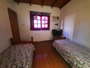 two beds in a room with a window at Surubí Sur in Goya