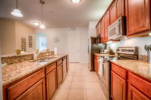 uma grande cozinha com armários e electrodomésticos de madeira em Vista Cay 70 by Top Villas em Orlando