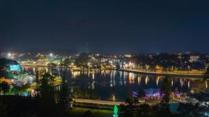 Výhled na řeku, která protéká v blízkosti hotelu
