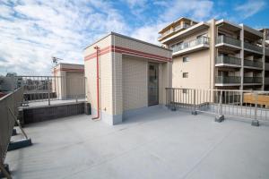 mit Blick auf einen Balkon eines Gebäudes in der Unterkunft オーシャンズスイート 東京ディズニーリゾートマリンバルコニー303室 in Tokio