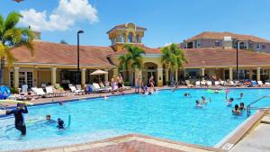 een groep mensen in het zwembad van een resort bij Vista Cay 86 by Top Villas in Orlando