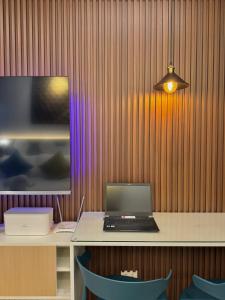 Μια τηλεόραση ή/και κέντρο ψυχαγωγίας στο Fullerton Suites