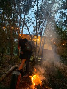 Una pareja besándose junto al fuego en Susurro del bosque, en Medellín