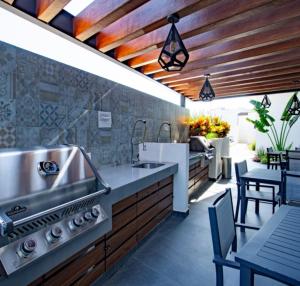 eine Küche mit Spüle und Herd in der Unterkunft Mountain View Luxury Condo I Céntrico in Puerto Vallarta