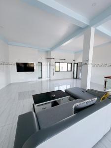 un salon avec un canapé et une télévision dans l'établissement Biệt Thự Nghỉ Dưỡng Đảo Phú Quý, à Cu Lao Thu