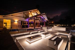 un edificio con patio illuminato di notte di Ibis Darwin Airport Hotel a Darwin
