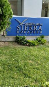 een teken voor een sinema regionale dealer bij Reserva de la sierra in Gaira