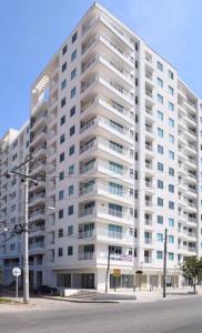 een groot wit appartementencomplex in een stadsstraat bij Reserva de la sierra in Gaira