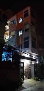 Tích Sơn的住宿－The LIONMOTEL，夜间有灯的建筑