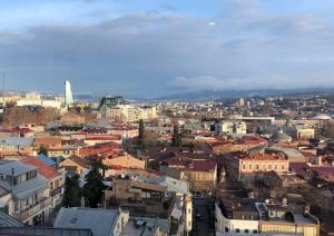 Angels Roof - Betlemi. Garden & View over Old Tbilisi في تبليسي: اطلالة على مدينة فيها بيوت ومباني