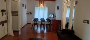 sala de estar con mesa y sillas azules en Ambady Estate en Munnar