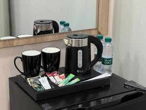 Príslušenstvo na prípravu kávy alebo čaju v ubytovaní بوتيك هاوس بغرفة نوم أنيقة