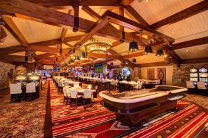 een casino met een bar met tafels en stoelen bij Spacious, Central, & Cozy Cabin Near Lake & Trails in Carnelian Bay