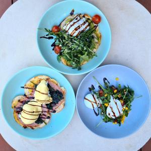 tres platos de comida en una mesa en Novotel Darwin Airport, en Darwin