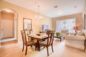 comedor y sala de estar con mesa y sillas en Vista Cay 93 by Top Villas, en Orlando