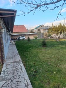 einen Hof mit einem steinernen Gehweg neben einem Haus in der Unterkunft Sahakyan's guest house in Yerevan