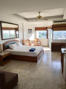 Un dormitorio con una cama y dos sillas. en 1. Studio at Somphong Ban Amphur beach Thailand, en Na Jomtien