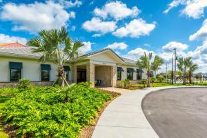 dom z palmami i podjazdem w obiekcie Top Villas - Storey Lake Resort 34 w mieście Kissimmee