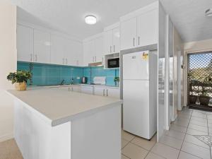 2 Bedroom Unit with Sea Views at Alexandra Headlands的厨房或小厨房