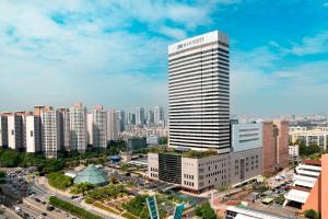 eine Luftansicht eines hohen Gebäudes in einer Stadt in der Unterkunft JW Marriott Hotel Seoul in Seoul