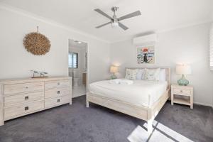 Postel nebo postele na pokoji v ubytování Inish by Experience Jervis Bay