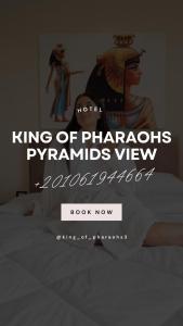 Ein Schild, auf dem steht, der König der Pyramiden auf einem Bett in der Unterkunft king of pharaohs pyramids view in Kairo