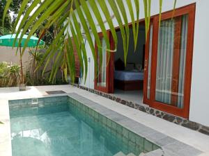 特賈庫拉的住宿－Villa Aditya，房屋前的游泳池