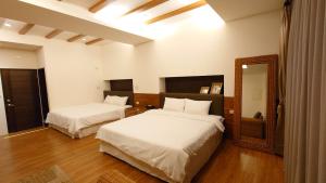 Llit o llits en una habitació de Corner Hostel