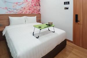 Uma cama ou camas num quarto em Urbanview Hotel R House Batuaji