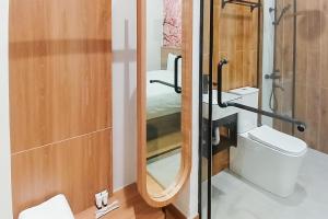 Urbanview Hotel R House Batuaji tesisinde bir banyo