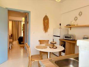 Кухня или мини-кухня в Afroditi Junior Suites
