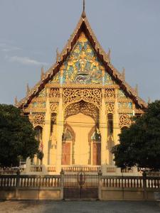 un gran edificio con una valla delante en 1. Studio at Somphong Ban Amphur beach Thailand, en Na Jomtien