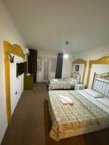 una habitación de hotel con 2 camas en una habitación en HERACITY Hotel en Pamukkale