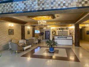 een lobby met stoelen en een receptie in een gebouw bij HERACITY Hotel in Pamukkale