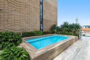 uma piscina no quintal de uma casa em Sleek Inner-City 1-Bed Pad with Pool & BBQ em Melbourne