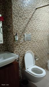古爾岡的住宿－Staykr Rooms & BnB，一间带卫生间和水槽的浴室