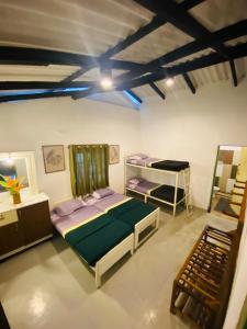 - une chambre avec un grand lit et des lits superposés dans l'établissement Eagles view Gongala, à Deniyaya