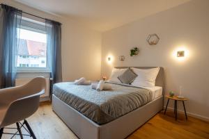 Postel nebo postele na pokoji v ubytování Schlossberg Residences: City-Apartment im Herzen der Bergstrasse
