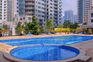 Bazén v ubytování Spacious Bright Marina View Apartment nebo v jeho okolí