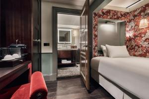 una camera d'albergo con letto e bagno di Maxwell Reserve Singapore, Autograph Collection a Singapore